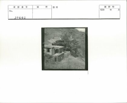 丘陵中的废弃石屋与岩石山.jpg