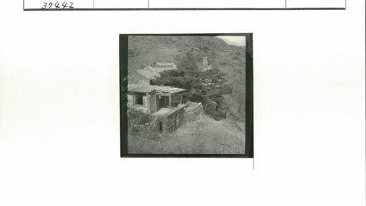 丘陵中的废弃石屋与岩石山.jpg