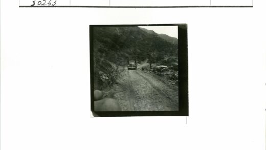 丘陵卡车尘土路.jpg