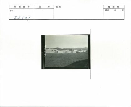 丘陵土坯建筑草地风光.jpg