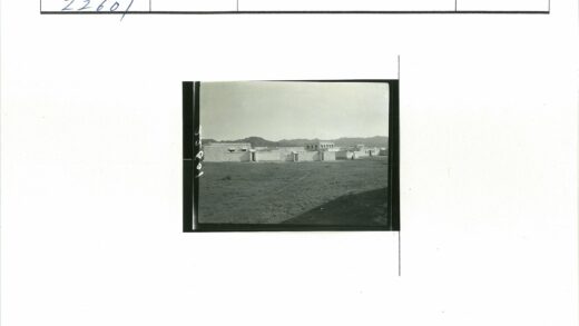 丘陵土坯建筑草地风光.jpg