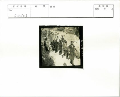 丘陵土路行人木杆建筑.jpg