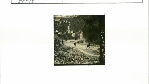 丘陵土路行人登山远眺田野.jpg