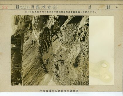 丘陵地区岩石地形木结构工作场景.jpg
