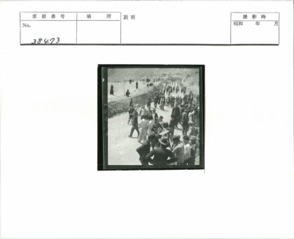 丘陵地带人群聚集行走.jpg