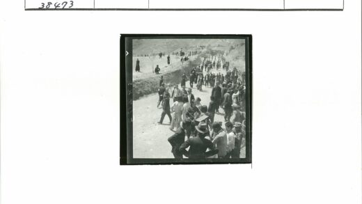 丘陵地带人群聚集行走.jpg