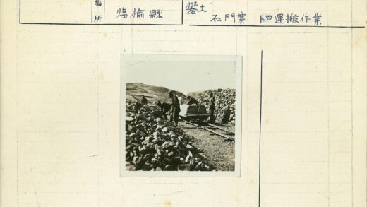 丘陵地带工人搬运轨道岩石.jpg