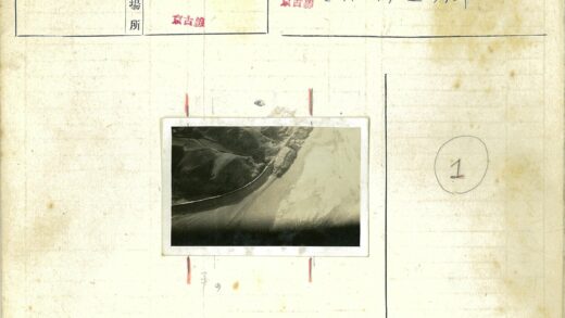 丘陵地带弯曲铁路鸟瞰图.jpg