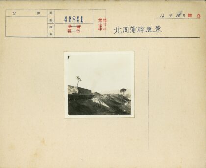 丘陵地带蒸汽火车行驶景观.jpg