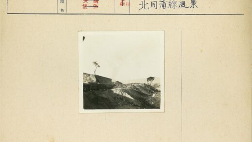 丘陵地带蒸汽火车行驶景观.jpg