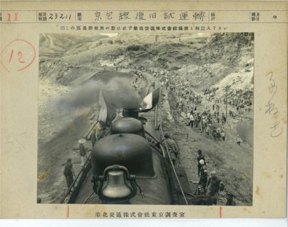 丘陵地形蒸汽火车人群拥挤.jpg