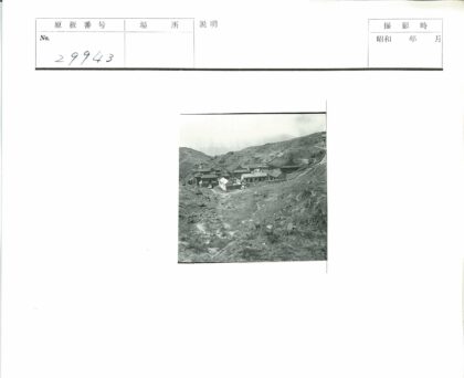 丘陵岩石间传统建筑景观.jpg