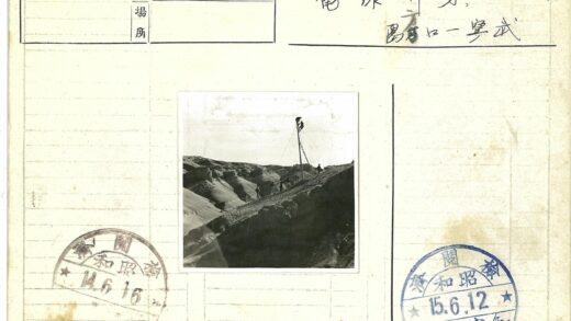 丘陵旗杆旁站立人物照片.jpg