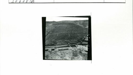 丘陵植被山脚建筑道路车辆.jpg