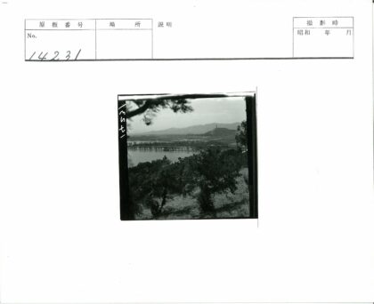 丘陵河流与山谷建筑风光.jpg