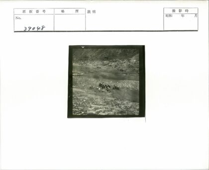 丘陵河畔岩石景观.jpg