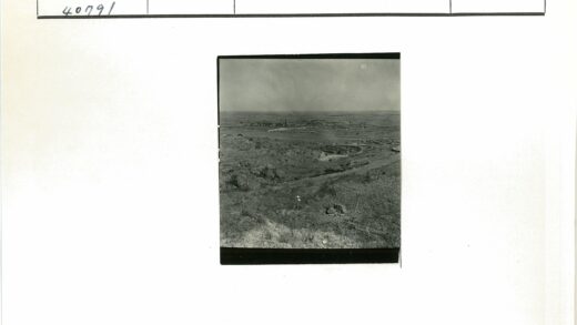 丘陵田野与道路俯瞰景观.jpg