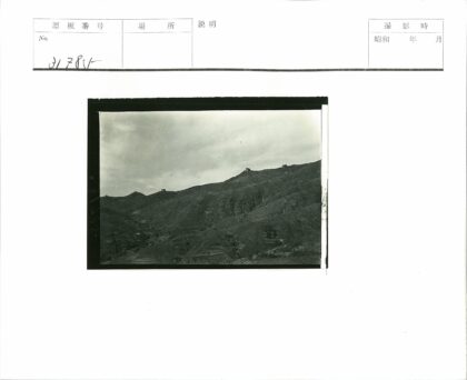 丘陵瞭望塔黑白风景照.jpg
