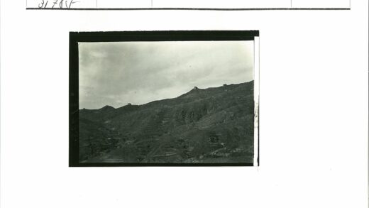 丘陵瞭望塔黑白风景照.jpg