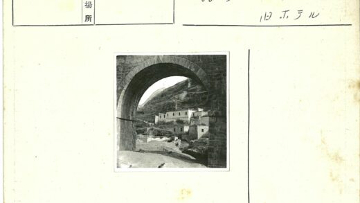 丘陵石拱建筑景观.jpg