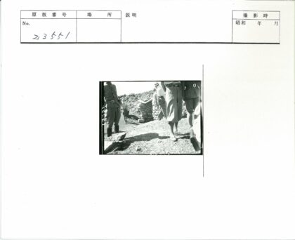 丘陵石道上的制服与休闲装行人.jpg