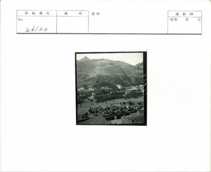 丘陵露天市场人群摊位风景.jpg