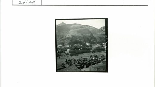 丘陵露天市场人群摊位风景.jpg