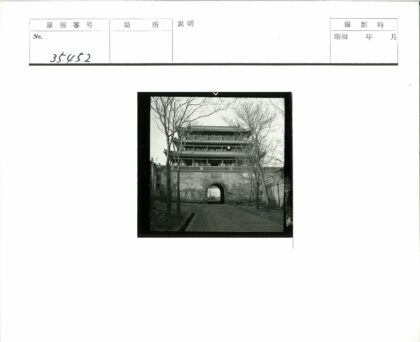 东亚传统建筑拱门雪径.jpg