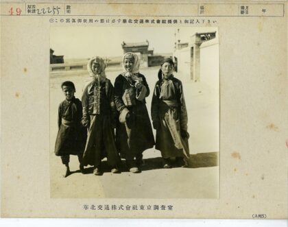 东亚传统服饰四人建筑前合影.jpg