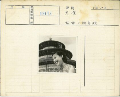 东亚寺庙前微笑女子.jpg