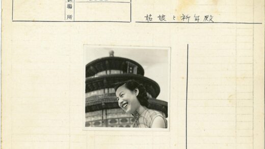 东亚寺庙前微笑女子.jpg