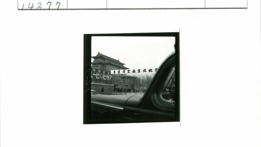 东亚建筑与人群街景.jpg