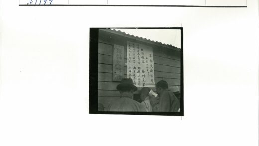 东亚风情木制建筑前的人群.jpg