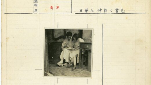 两人共坐木凳写作场景.jpg