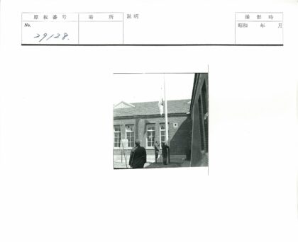 两人升旗仪式院中留影.jpg