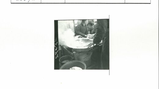 两人合作烹饪室内场景.jpg