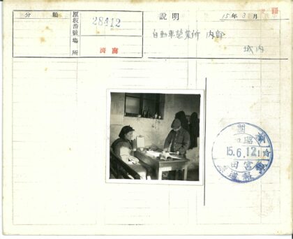 两人在房间内查看文件.jpg