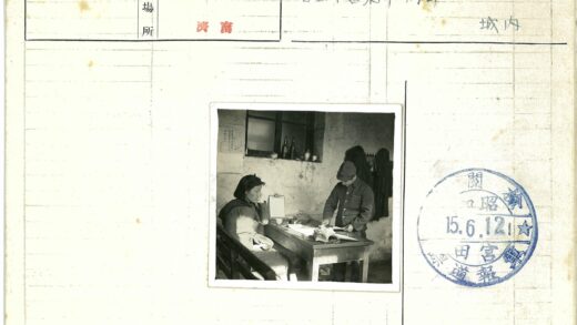 两人在房间内查看文件.jpg