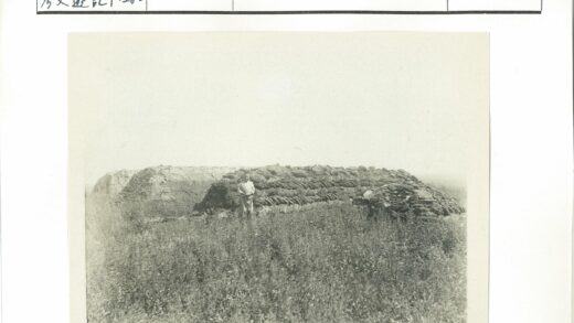 两人在石建筑旁堆沙袋.jpg