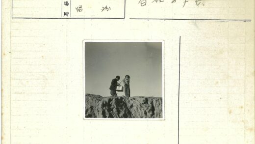 两人岩石上眺望提桶.jpg