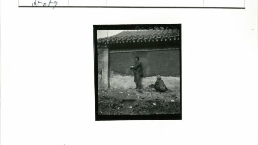 两人户外瓦屋顶场景.jpg