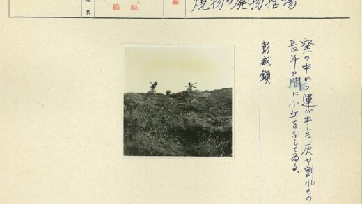 两人扛工具登山.jpg