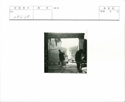 两人担水桶古门街景.jpg