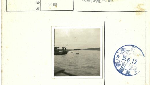 两人撑篙泛舟山影湖光.jpg
