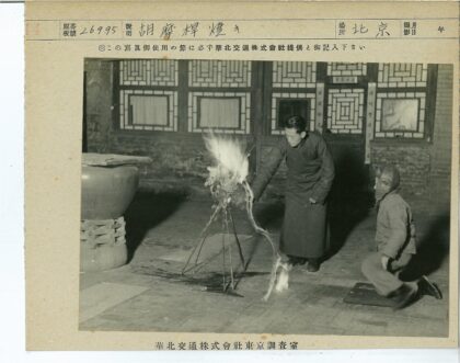 两人操作电线设备互动.jpg