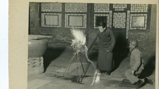 两人操作电线设备互动.jpg