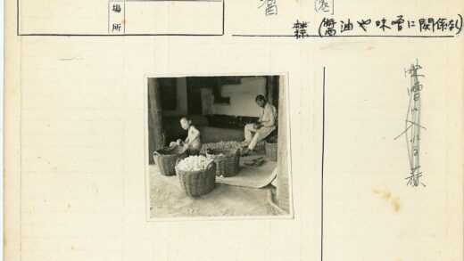 两人整理柳条篮物品.jpg