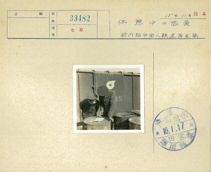 两人查看金属鼓文件.jpg