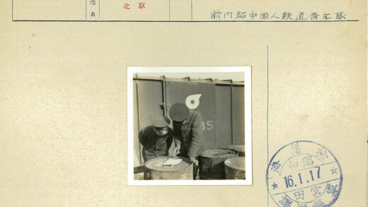 两人查看金属鼓文件.jpg