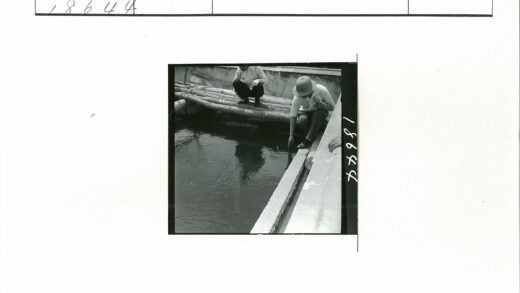 两人水池边休憩瞬间.jpg